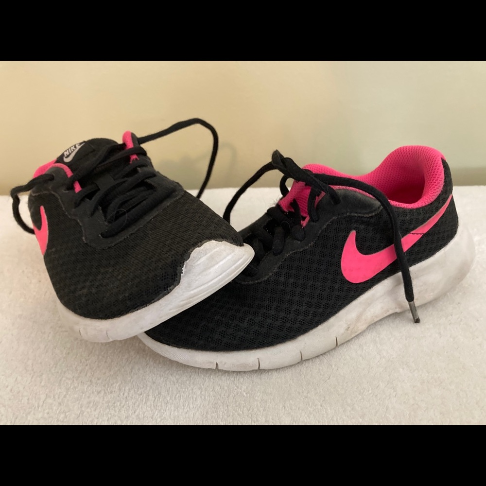 Girls Nike Sneakers (like new)